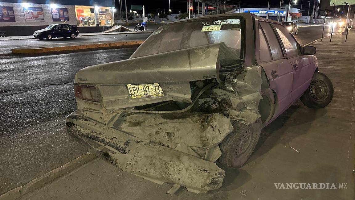 $!Paramédicos de la Cruz Roja acudieron al llamado de auxilio para la valoración de los implicados.