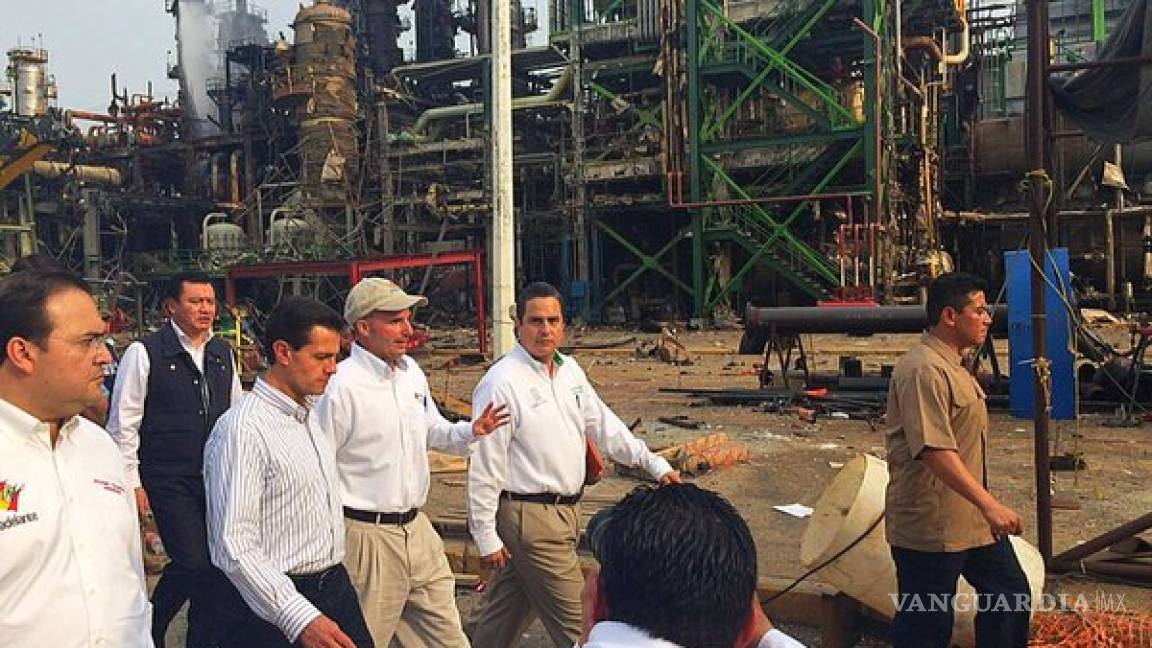 Peña Nieto recorre planta siniestrada en el complejo Pajaritos de Coatzacoalcos