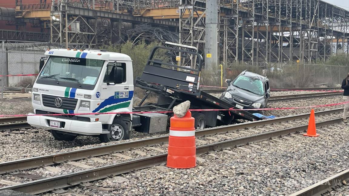 Fallece empleado de grúa mientras laboraba en Ramos Arizpe; trataba de rescatar un automóvil