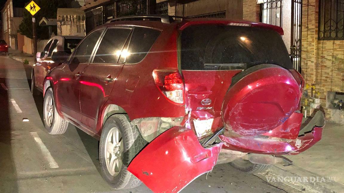 $!La camioneta de la marca Toyota que se encontraba estacionada a las afueras de un domicilio resultó afectada.
