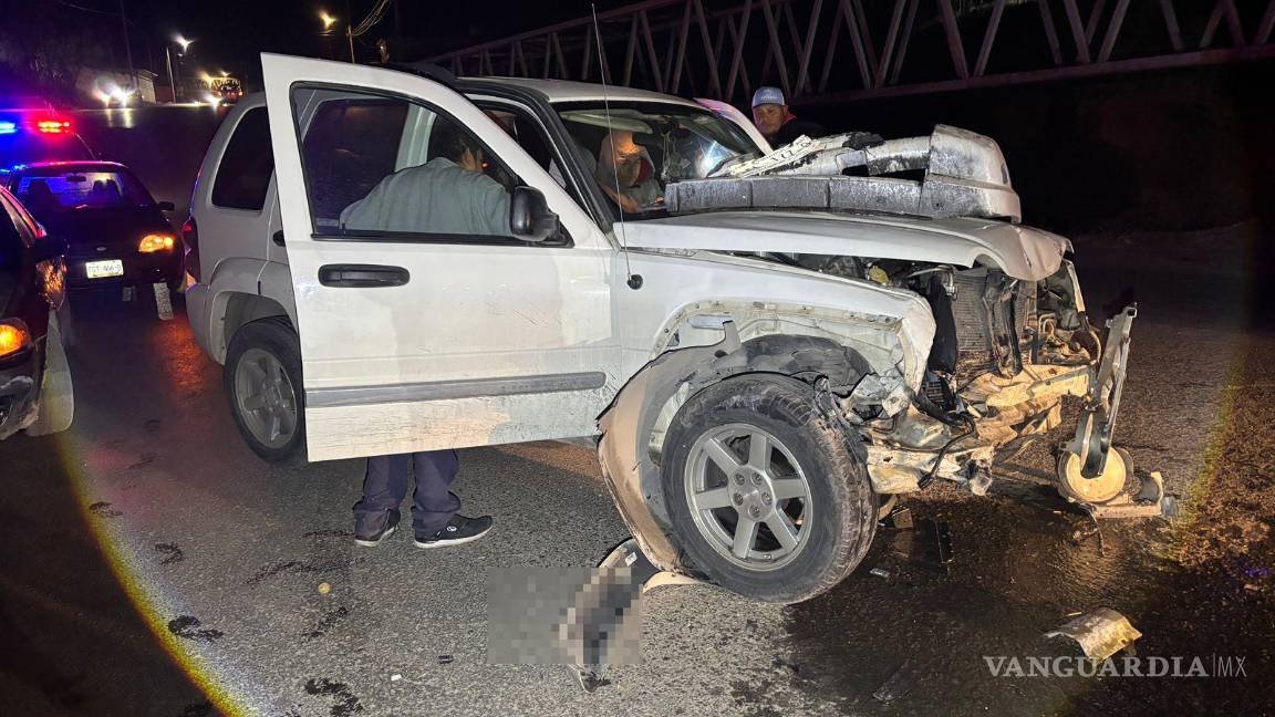 $!Ambos vehículos permanecieron sobre la vialidad, lo que provocó obstrucción parcial de la circulación.