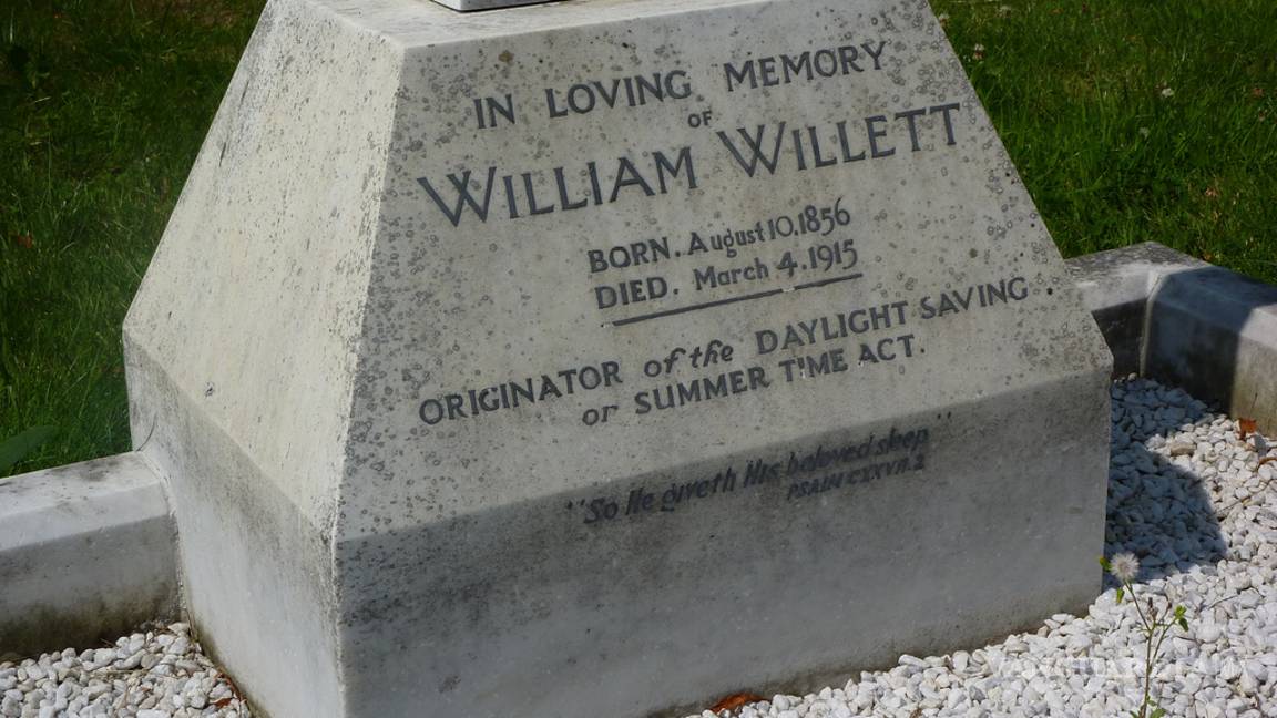 $!100 años cambiando la hora