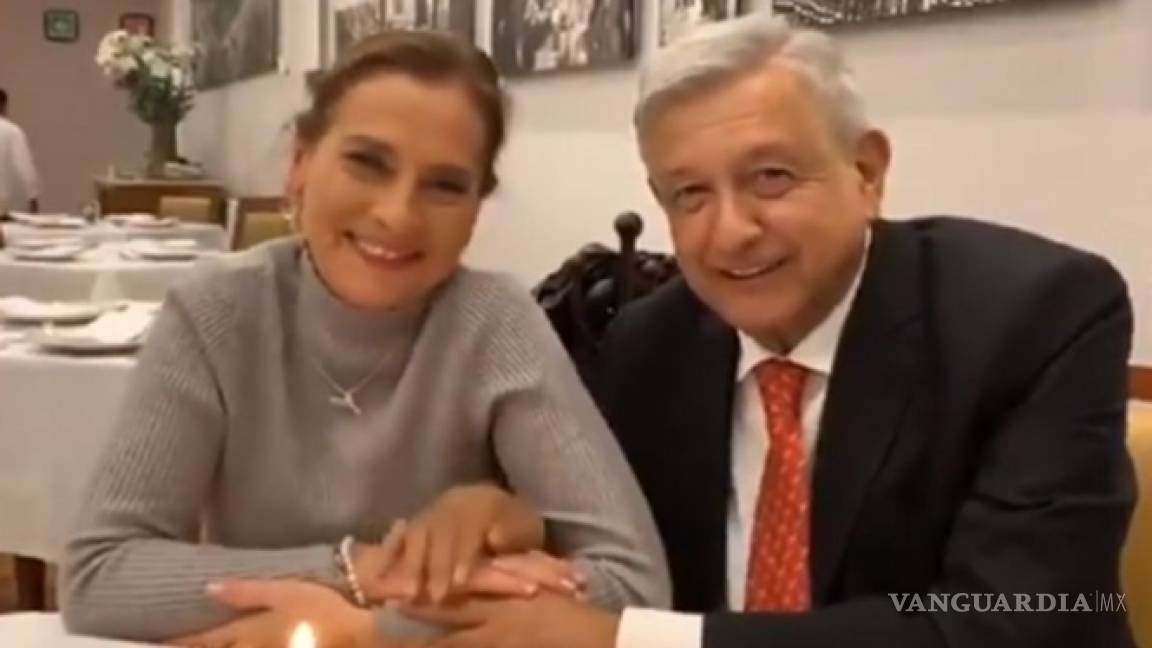 López Obrador festeja a Beatriz Gutiérrez Müller en 'El Cardenal' de la CDMX