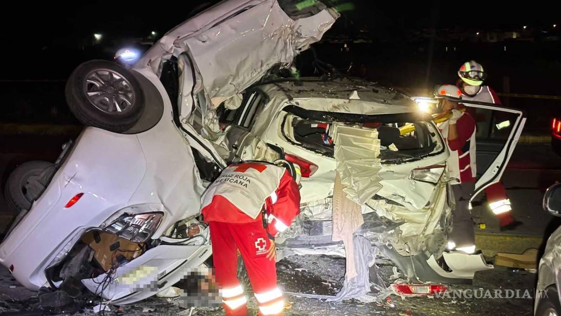 $!Paramédicos rescataron a un joven con vida del automóvil compacto, quien fue llevado de urgencia a un hospital.