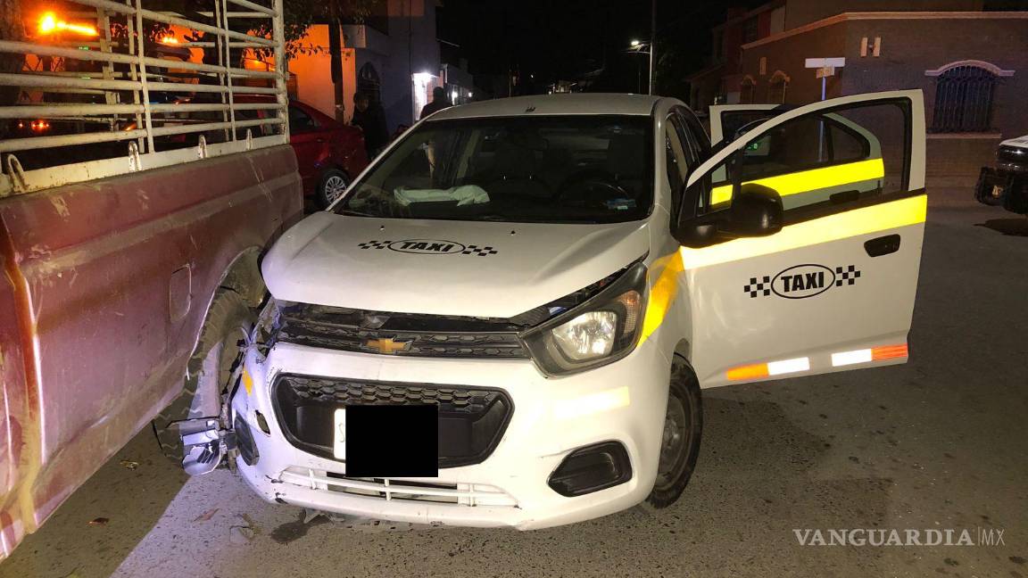 $!El vehículo de alquiler también salió proyectado contra una camioneta que se encontraba estacionada a las afueras de un domicilio.