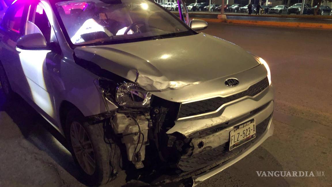 $!El auto terminó con el frente dañado.