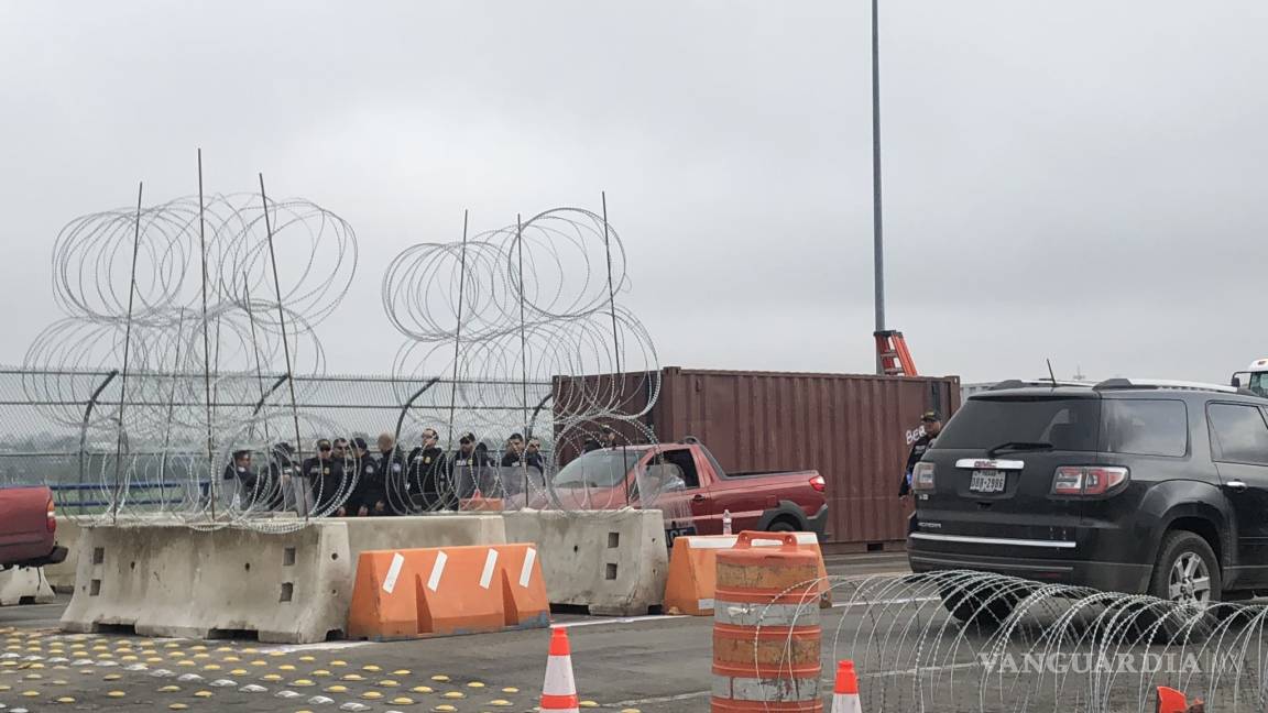Con púas y escudos, policías estadounidenses blindan frontera en Piedras Negras ante llegada de migrantes