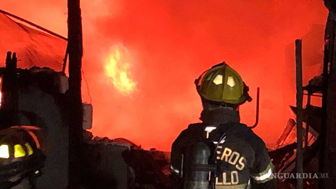 Saltillo: vecinos rescatan a indigente de las llamas, tras incendio de casa en obra negra donde se embriagaba
