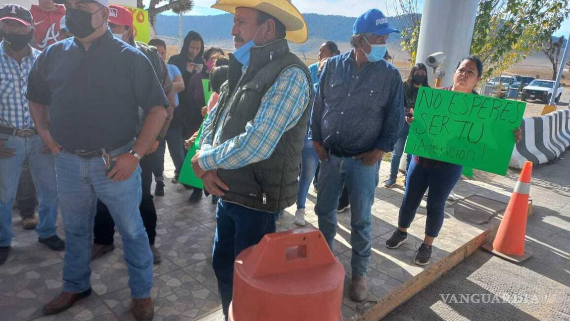 $!Se manifiestan vecinos de Huachichil por accidente fatal en Los Chorros