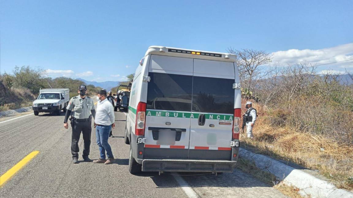 Hallan en ambulancia pirata a 28 migrantes en Oaxaca