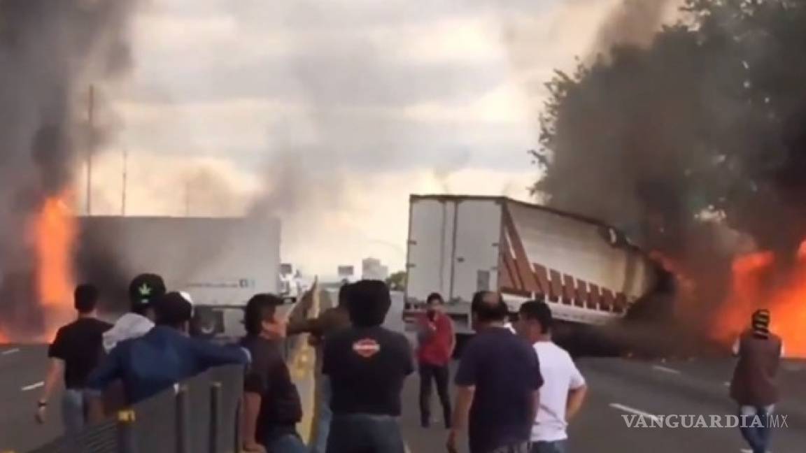 Presuntos huachicoleros incendian camiones en la México-Puebla