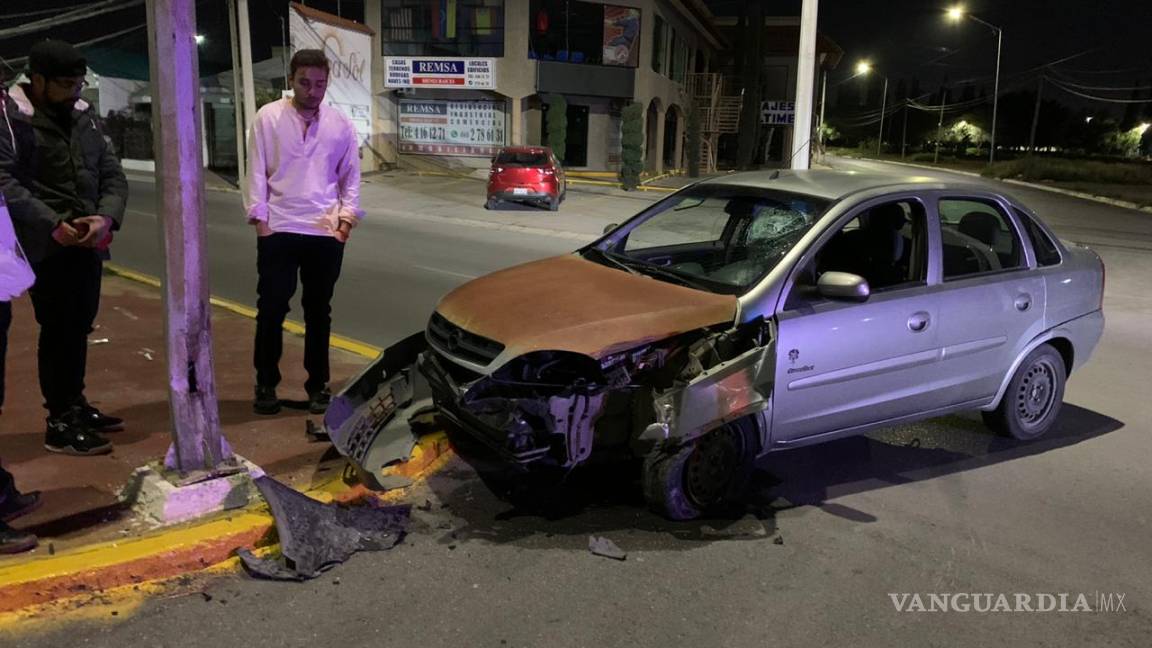 'Abrazado de un poste': Por falta de pericia, conductor se estrella contra luminaria en Saltillo
