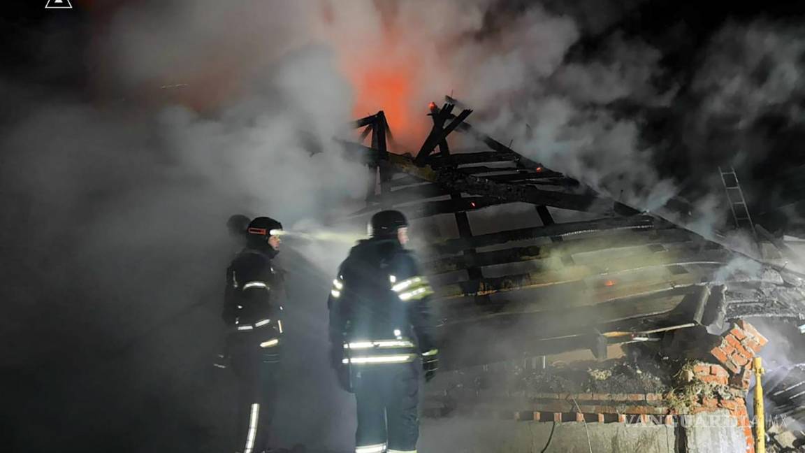 $!Bomberos trabaja para extinguir un incendio en una casa particular tras un ataque aéreo ruso en Bohodukhiv, región de Kharkiv, Ucrania.