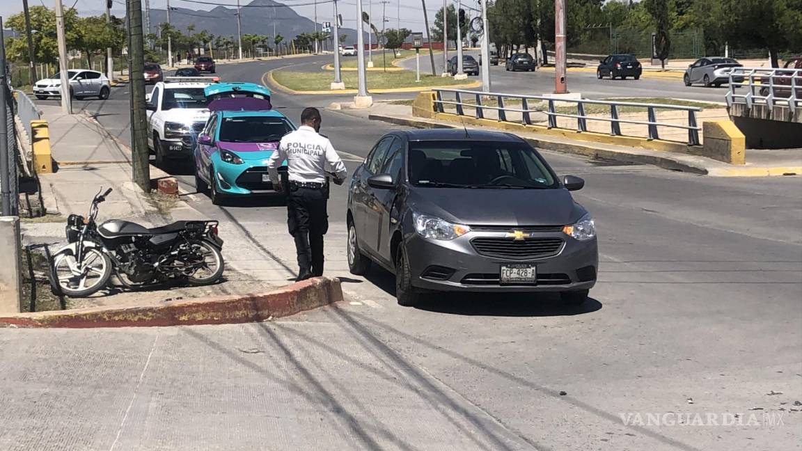 Empleada ISSSTE arrolla a motociclista en estacionamiento