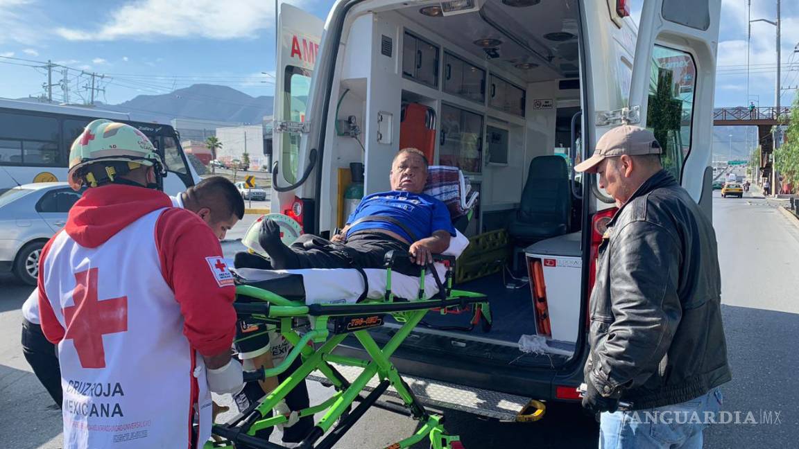 $!En Saltillo, taxista de 65 años sufre embolia mientras conducía y va a dar hasta el carril de baja velocidad del sentido contrario