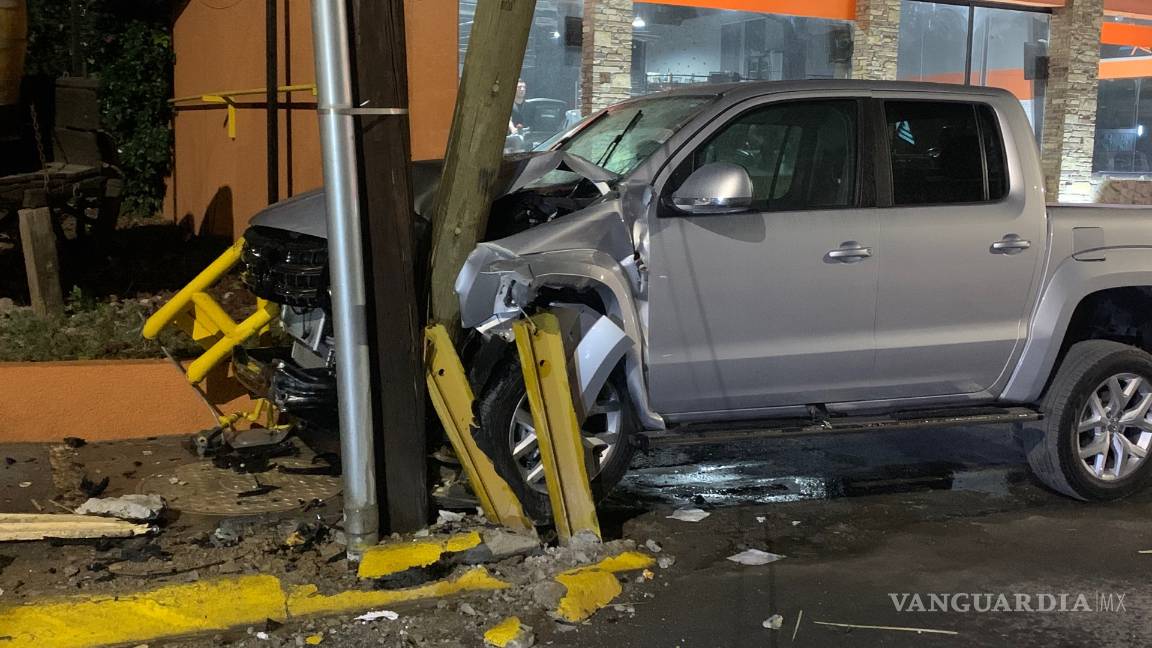 $!Supuesto funcionario choca y ocasiona fuga de gas, al norte de Saltillo