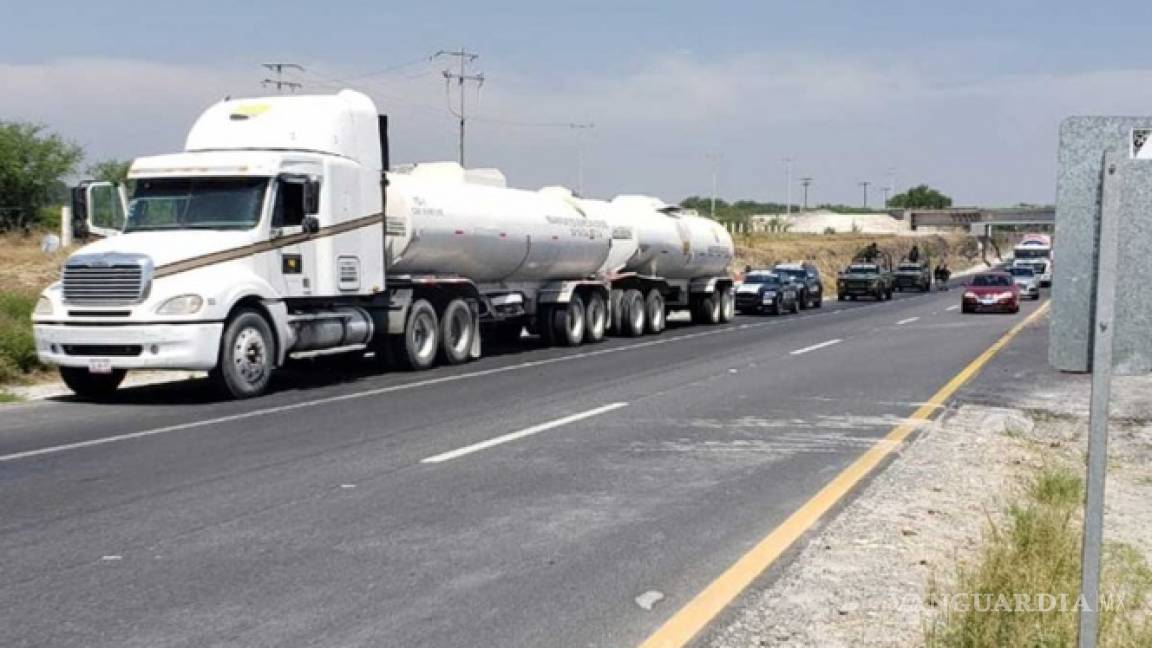 Agentes federales detienen a trailero con 50 mil litros de huachicol en la carretera de Monterrey-Saltillo