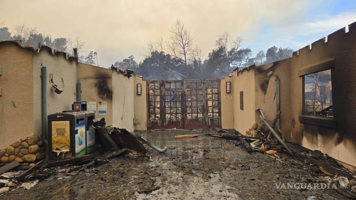 Arrasan los incendios escuelas en Los Ángeles y destruyen santuarios educativos al aire libre