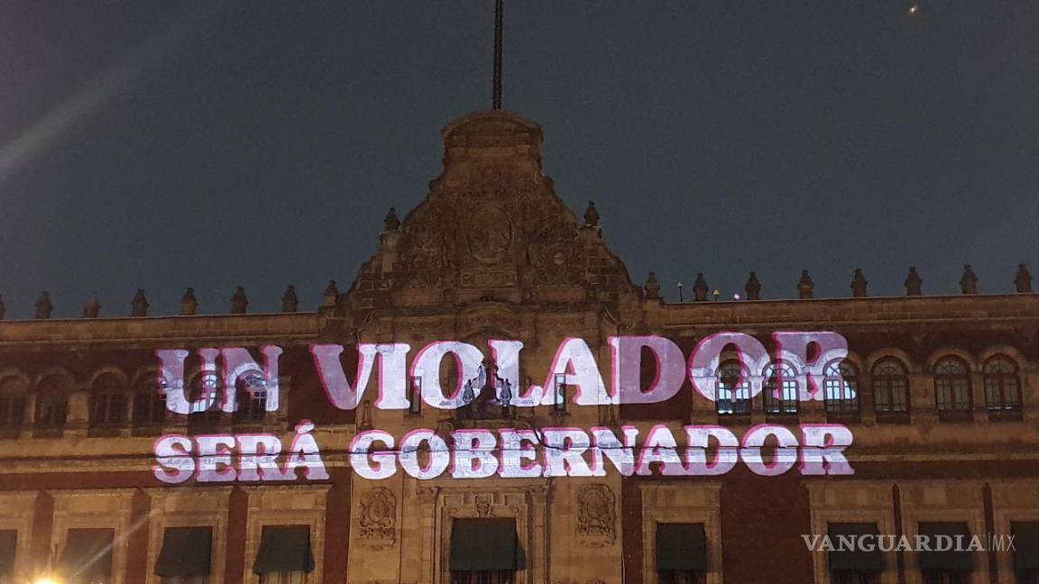 $!‘AMLO, date cuenta’, feministas proyectan consignas en Palacio Nacional