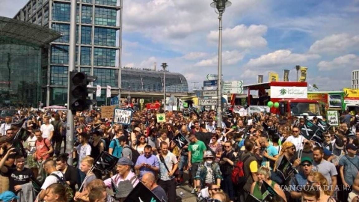 $!Miles reclaman legalización de mariguana en Alemania