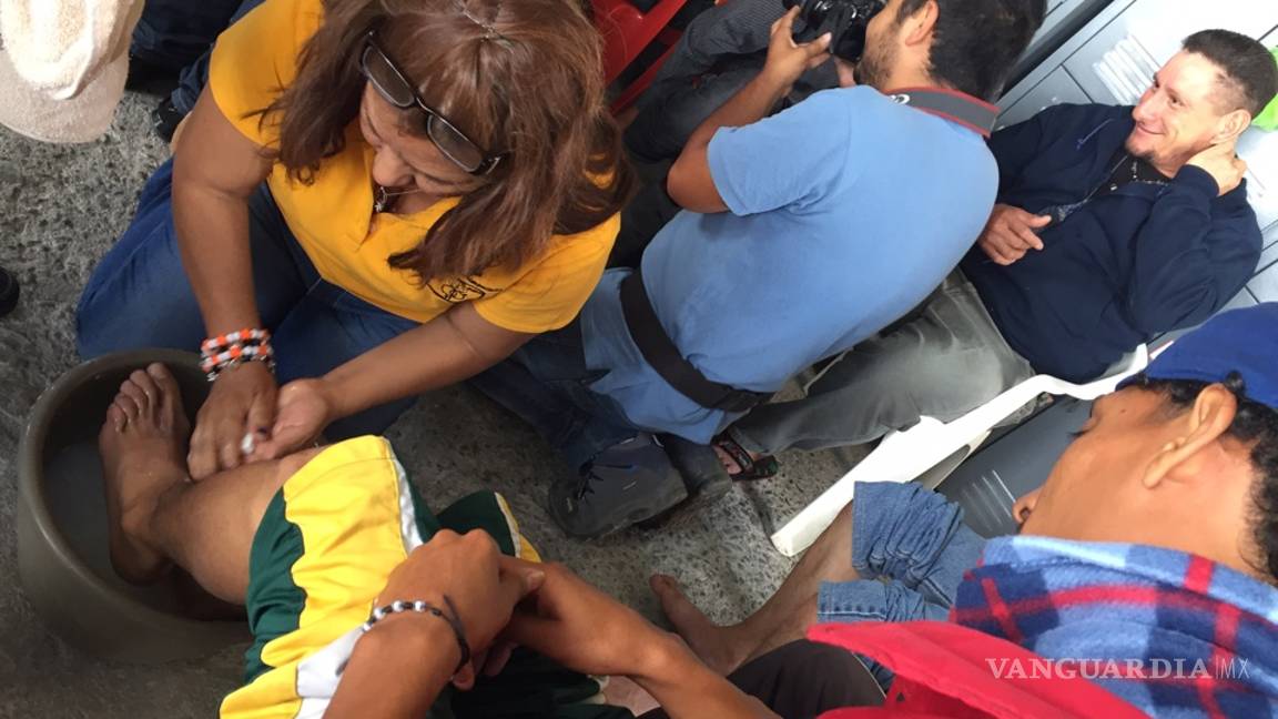 $!Voluntarios apoyan en lavatorio de pies en la Casa del Migrante de Saltillo