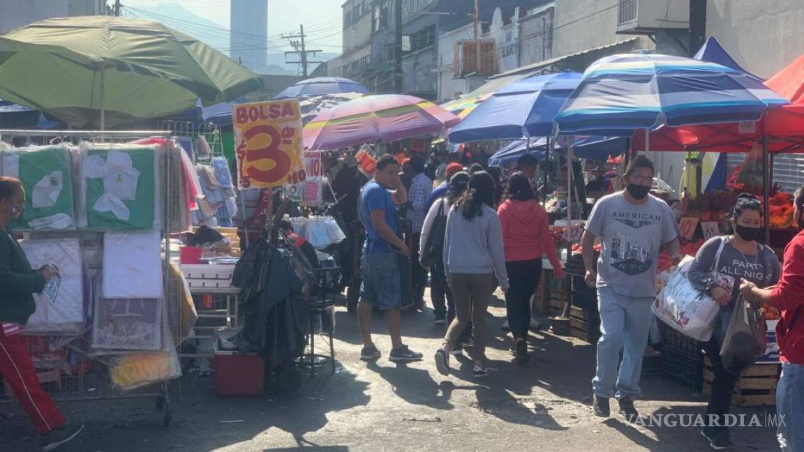 Abarrotan neoleoneses calles de Monterrey por compras de Navidad y se olvidan del COVID