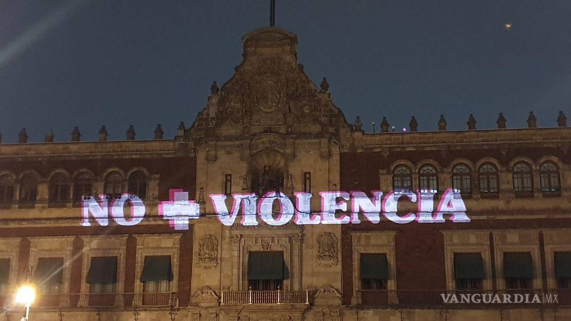 $!‘AMLO, date cuenta’, feministas proyectan consignas en Palacio Nacional