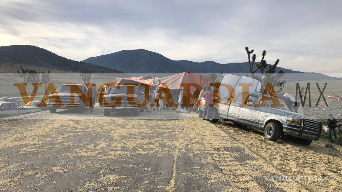 $!Volcadura de tráiler con cargamento de maíz paraliza la Carretera 57 rumbo a Saltillo