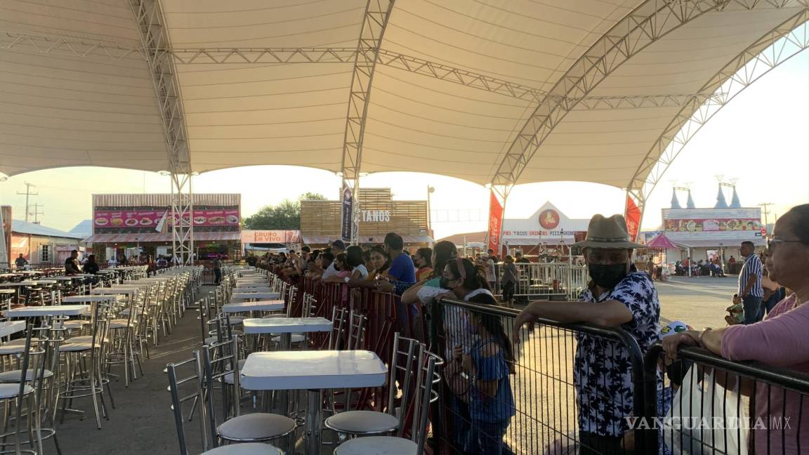 Esperan fans más de 5 horas a Pesado en la Feria de Saltillo
