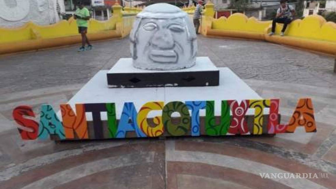 Réplica de cabeza olmeca en municipio de Veracruz genera burlas