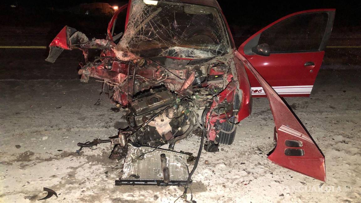 ¡Se salva de milagro! Conductor en presunto estado de ebriedad dormita y destroza su auto, en La Angostura