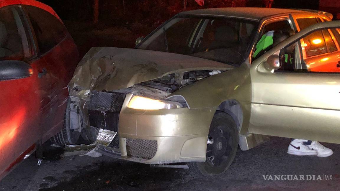 Conductor hace caso omiso del alto, quita derecho de paso a otro auto y colisionan, al oriente de Saltillo