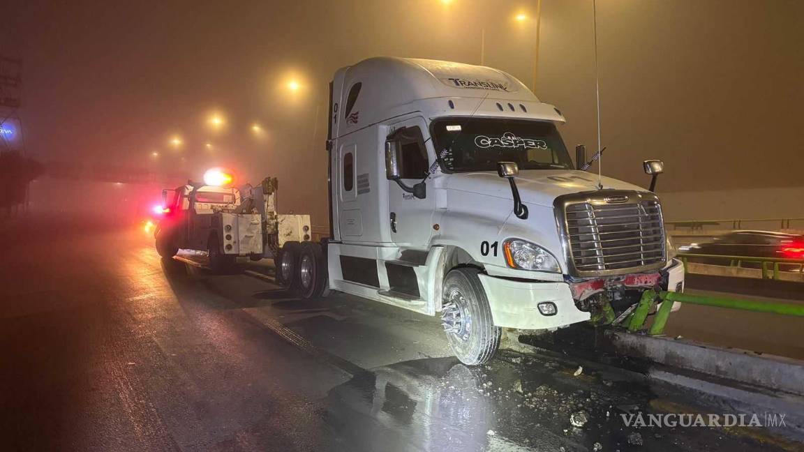 $!El tráiler fue remolcado a un corralón, donde permanecerá hasta que el responsable pague los daños.