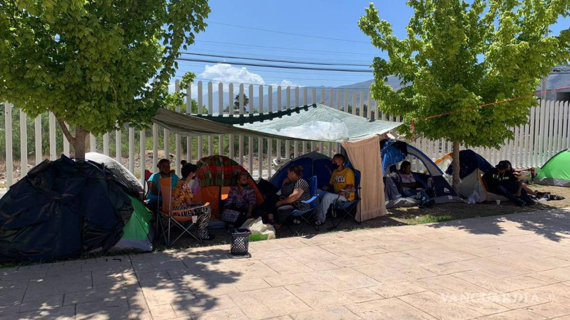 Acampan familias afuera del nuevo Hospital del Niño de Saltillo en espera de noticias de sus hijos
