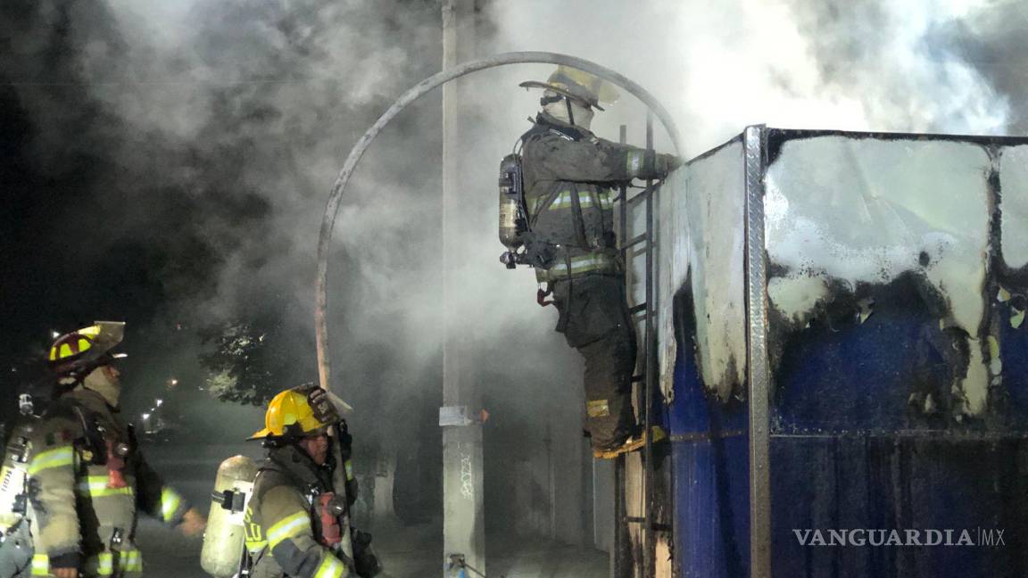 $!El humo denso se elevó desde el remolque en llamas, mientras los bomberos combatían con la situación.