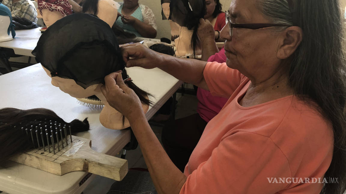 Elaboran mujeres de Ramos Arizpe pelucas para mujeres víctimas de cáncer