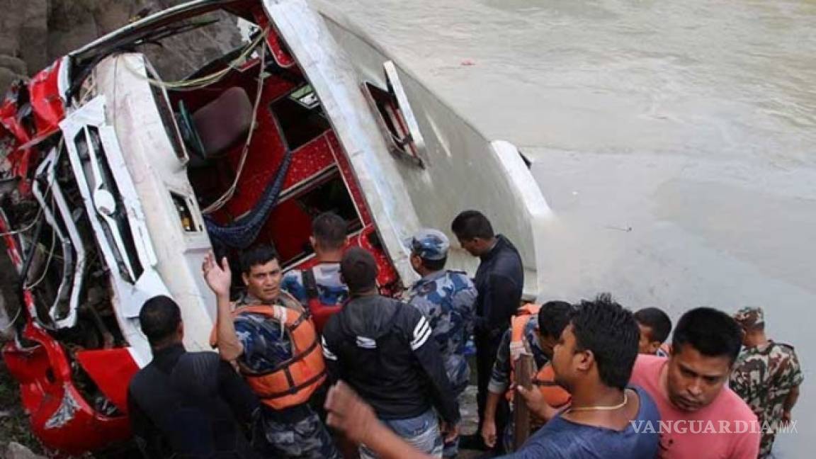 Al menos 31 muertos al caer un autobús a un río en Nepal