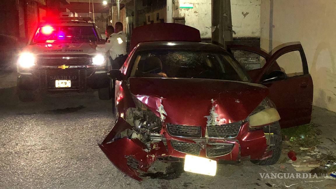 Se estrella contra poste, destruye su vehículo en Saltillo; conductor huyó