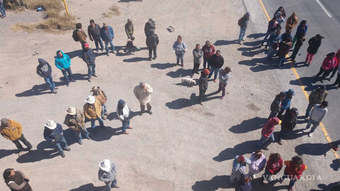 $!Caos por 6 horas en autopista de Coahuila; 200 campesinos bloquean vías para exigir cierre de basurero tóxico