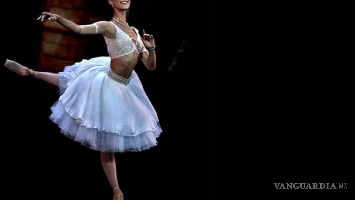 Elisa Carrillo regala zapatillas de ballet al salón Los Ángeles