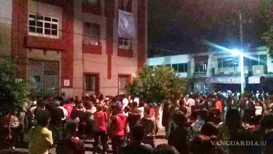 $!Por inseguridad, vecinos prenden fuego a alcadía en Hidalgo