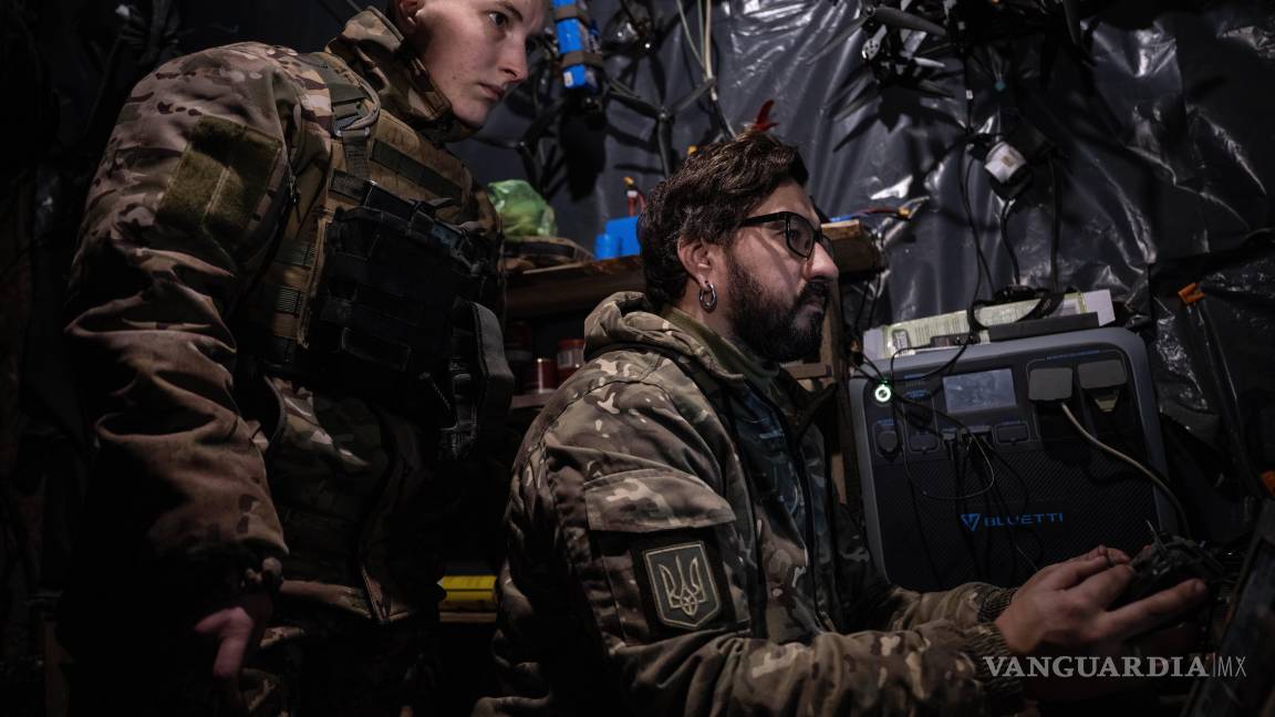 $!Soldados controlan un dron FPV para disparar hacia posiciones rusas en un refugio en dirección a Kostyantynivka, región de Donetsk, Ucrania.