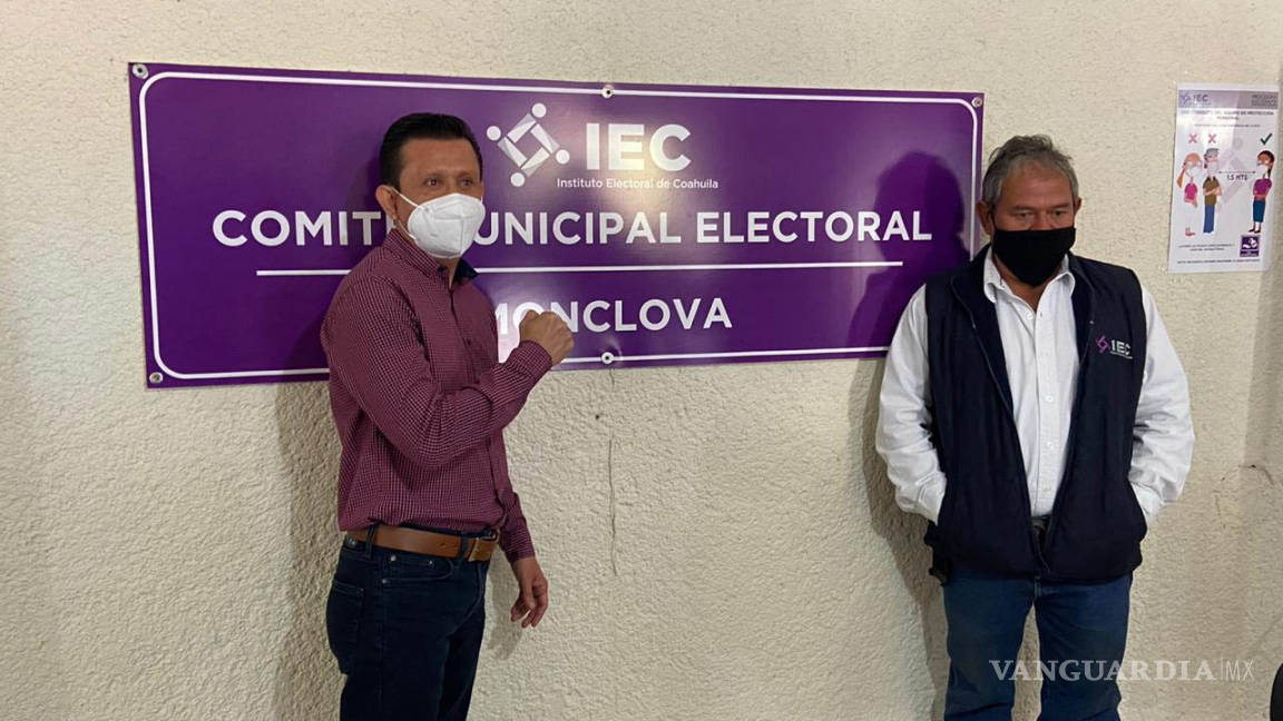 Entrega aspirante independiente a la alcaldía de Monclova su carta de intención ante el IEC
