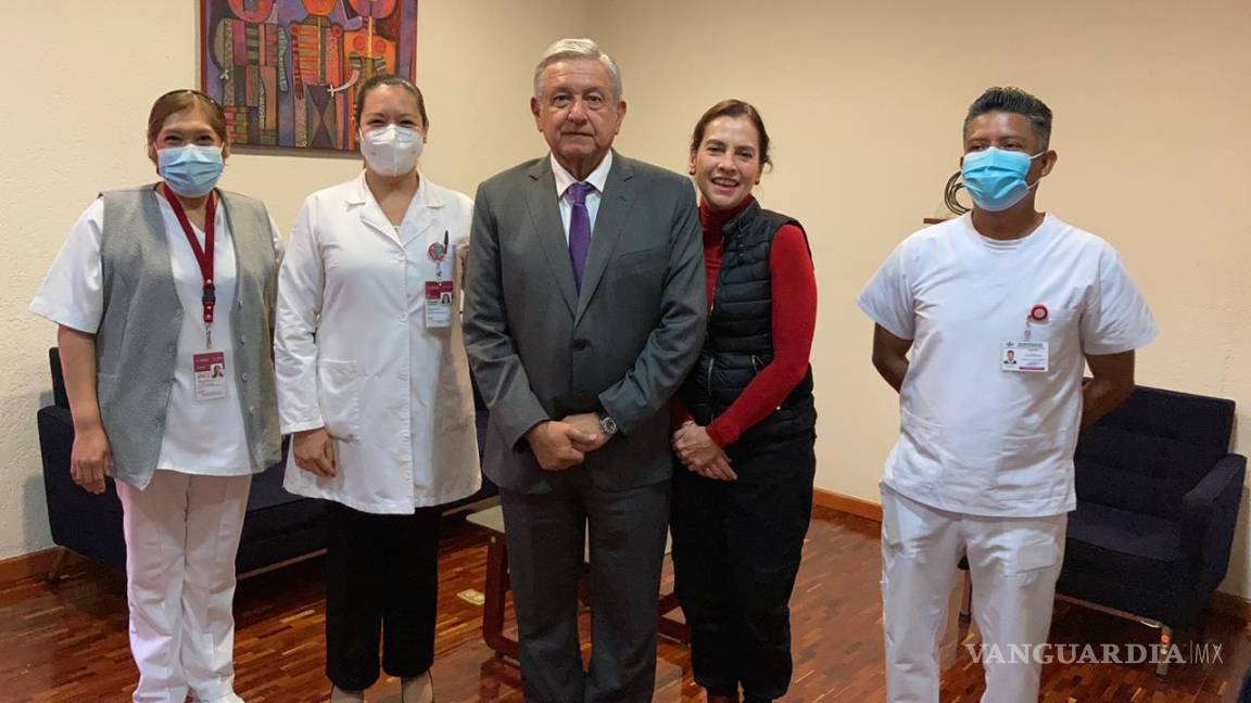 AMLO y Beatriz Gutiérrez se vacunan contra la influenza