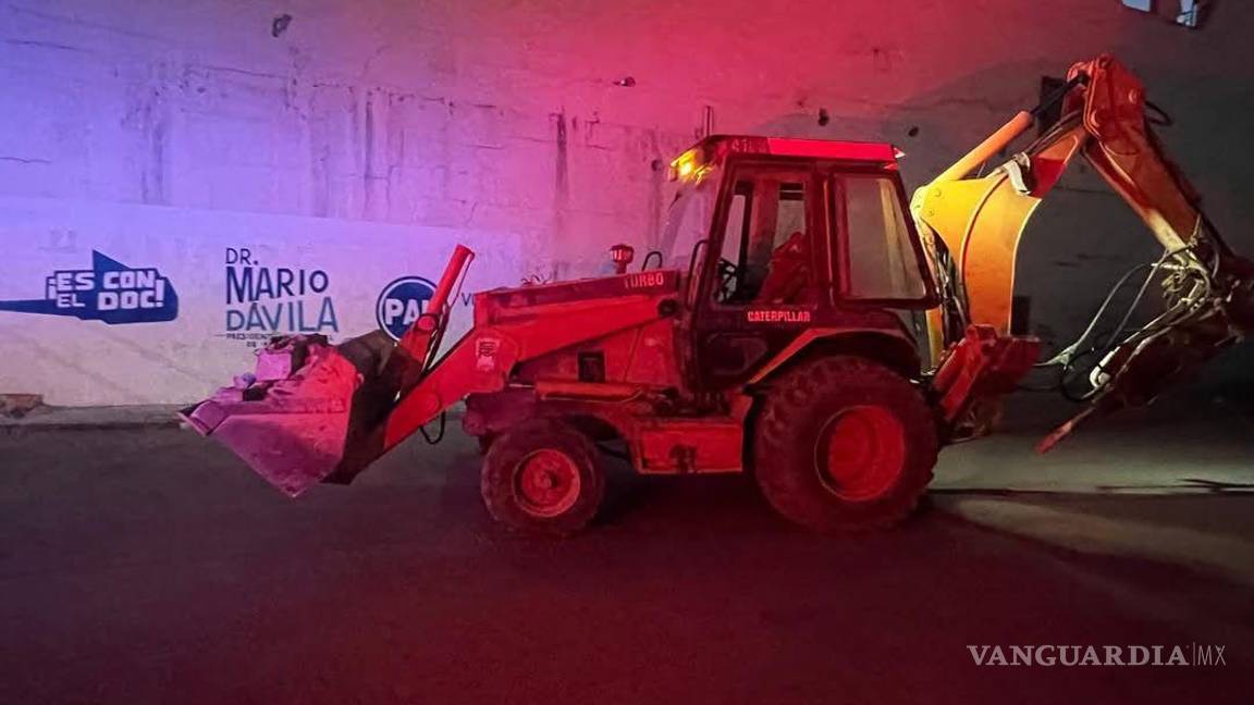 $!Maquinaria realiza los trabajos de demolición en las bardas traseras de la Plaza Fiesta Merco.