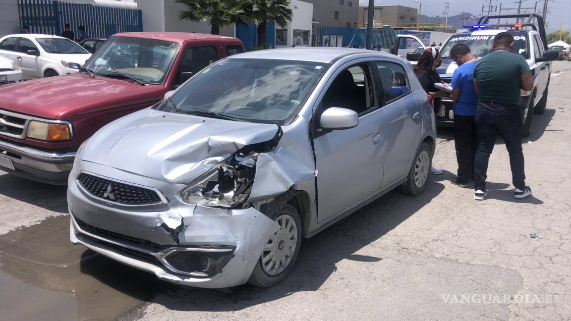 Causa choque cuando llegaba al trabajo en empresa en Ramos Arizpe