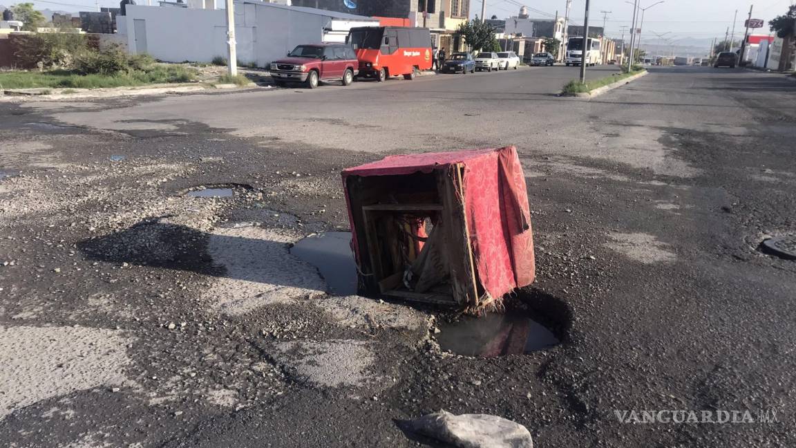 $!En redes sociales se han hecho reportes sobre baches, que son señalados con objetos para evitar caer.