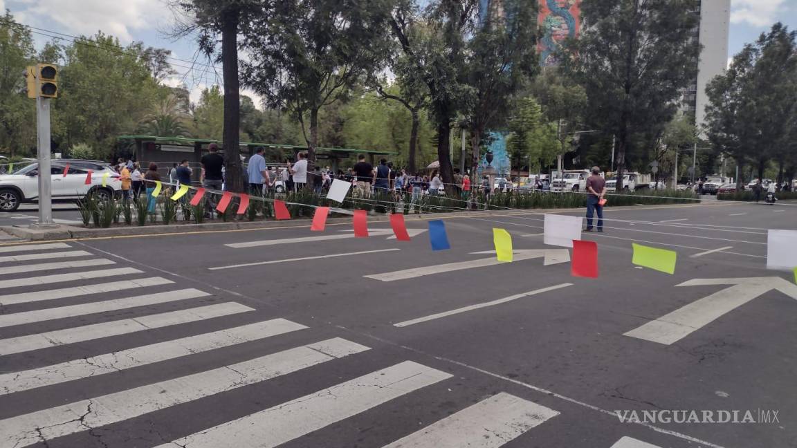 Bloquean calles vecinos de Tlatelolco, CDMX por falta de agua