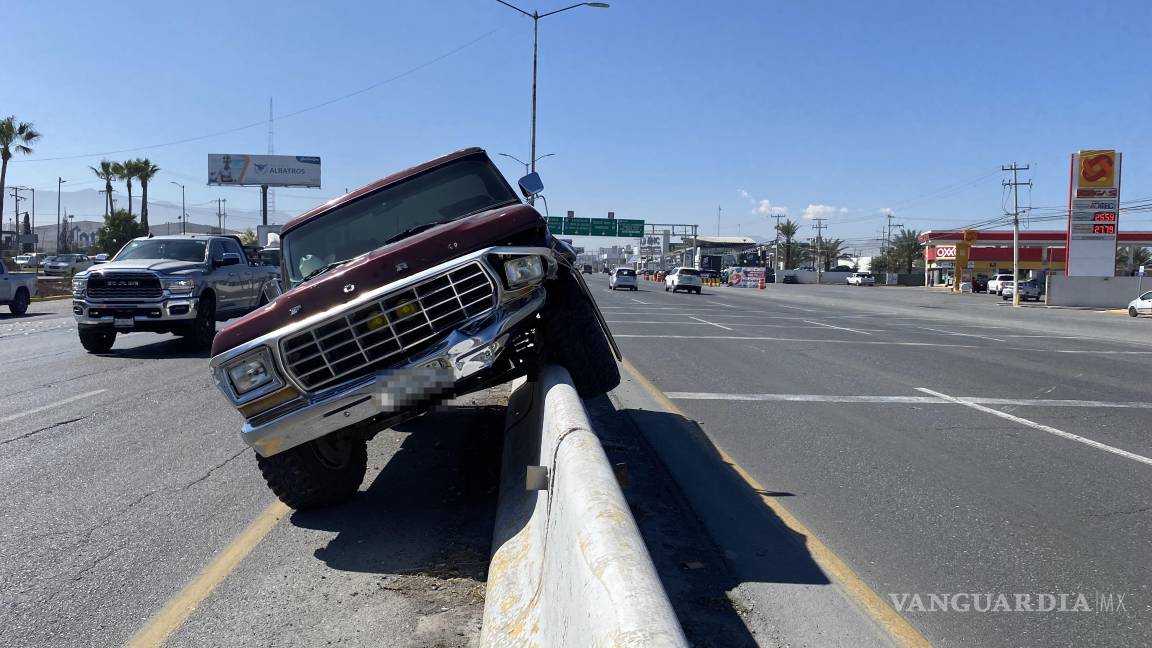 Saltillo: se incorpora sexagenario sin precaución, choca y termina sobre ballenas en V. Carranza