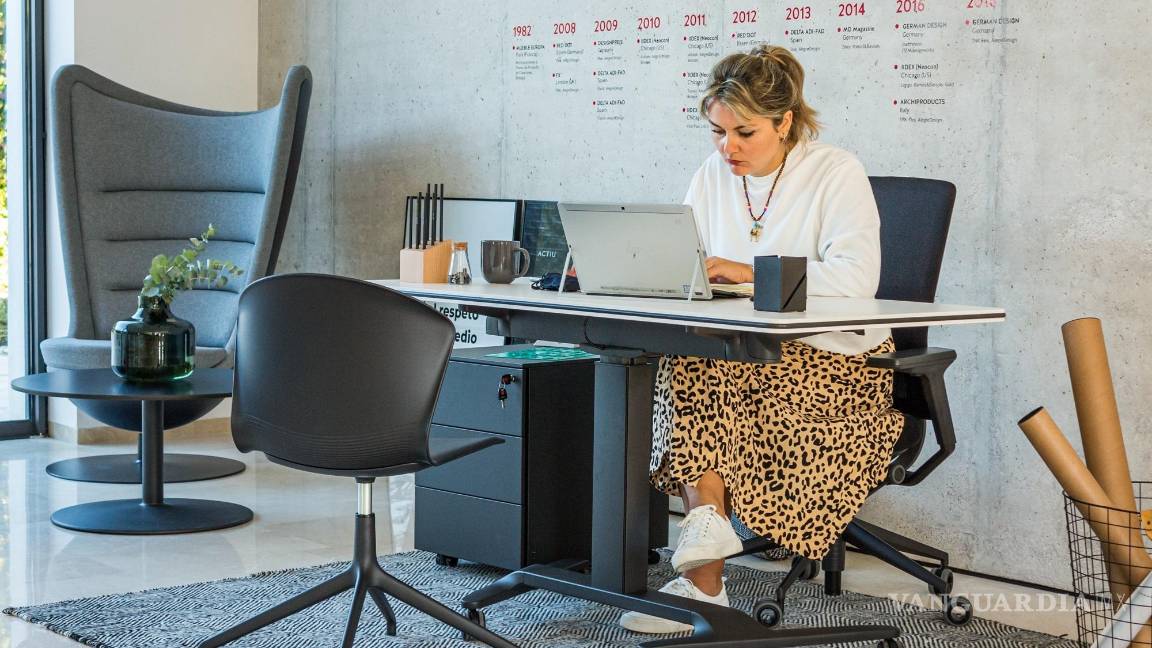 $!Trabajo de oficina con mesa funcional Talent. EFE/Actiu